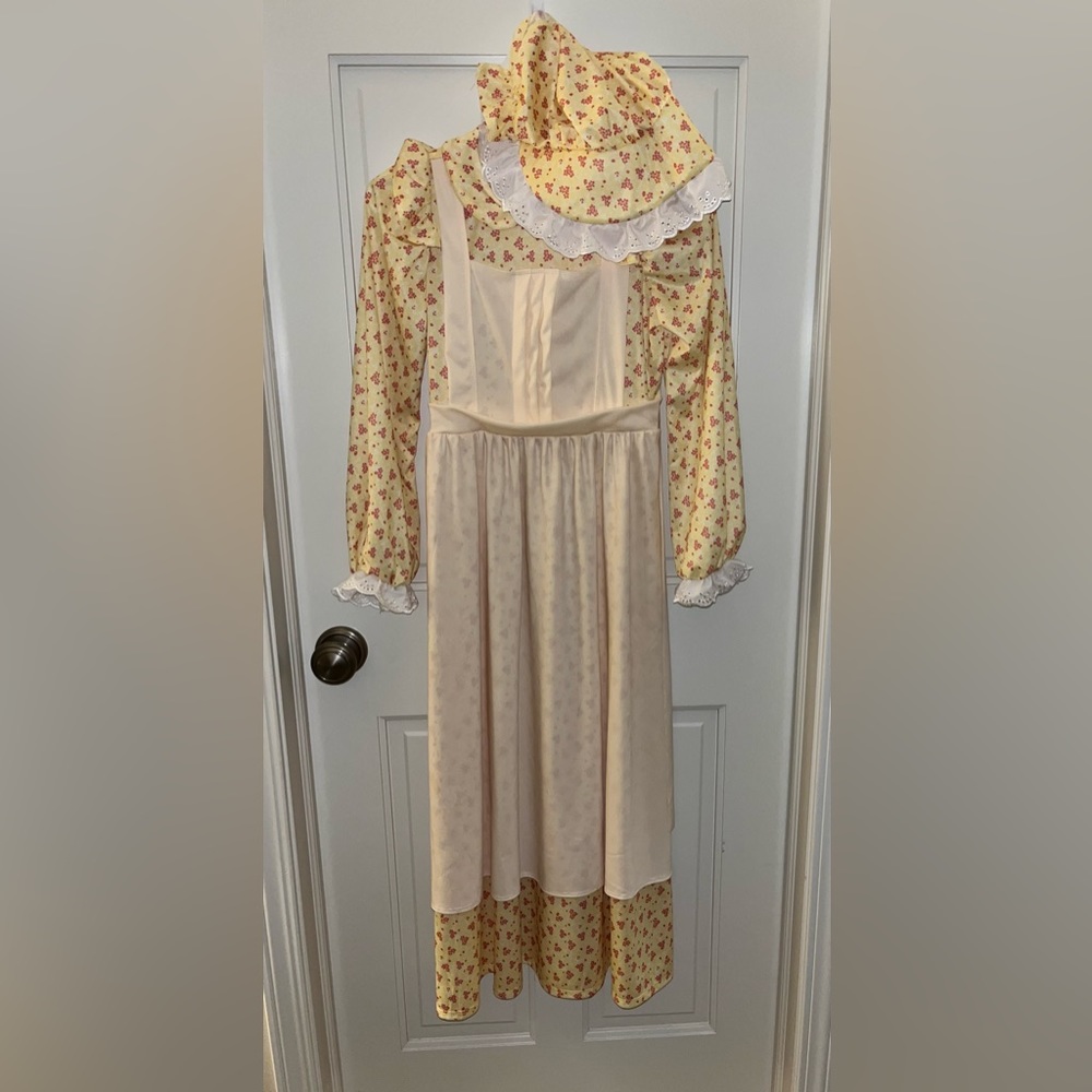 KIDS PIONEER COSTUME SIZE LARGE IN YELLOW WITH BONNET AND ATTACHED APRON.